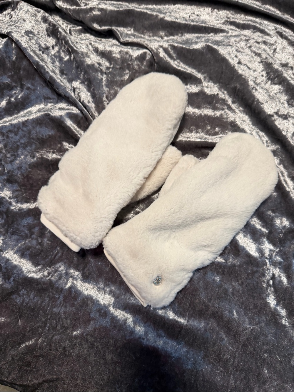 Lululemon Plush Bone Fleece
Mittens Fur Cream Winter White Fuzzy